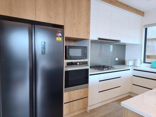 Stylish Family Retreat in Hillcrest Spa 4 Bedroom and Playroom, Auckland (photo 9)