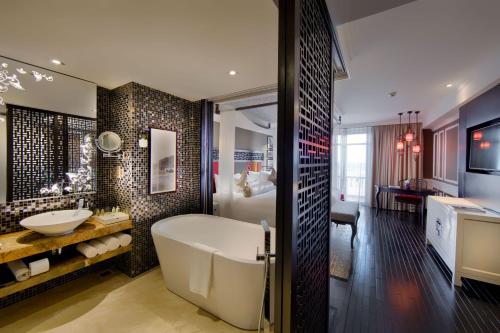 room detail thumbnail 2