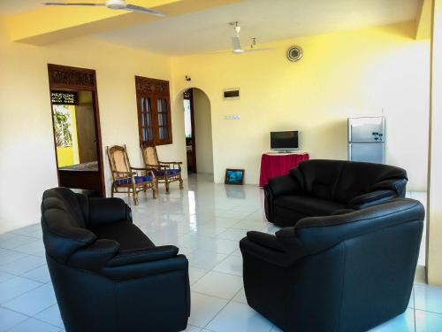 ห้องส่วนกลางสำหรับนั่งเล่น/ดูทีวี, Randhi La Beach View Hotel in ฮิคคาดูวา