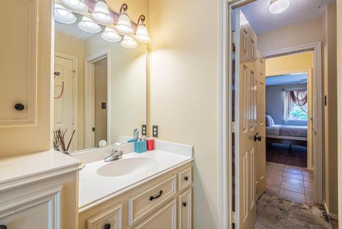 Tremendous Home in with Pool and Hot Tub in Houston, USA