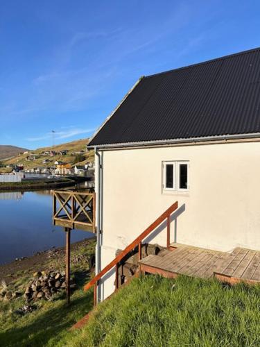 Cottage by the waterfront, Vestmanna (фото 3)