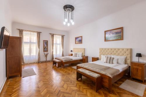 2 king beds, 1 sofa bed