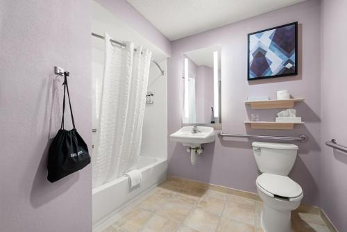 Double Room with Two Double Beds with Tub - Disability and Hearing Accessible - Non-Smoking
