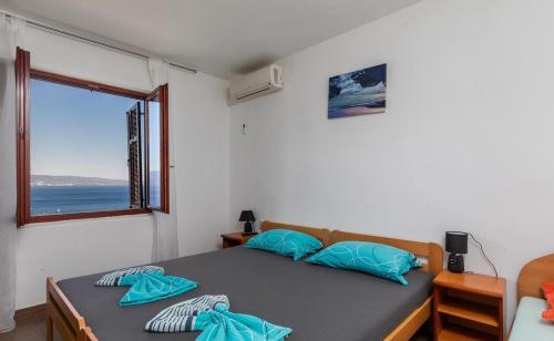 3 twin beds, 1 sofa bed
