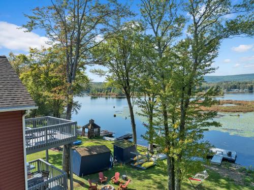 Lakefront Lodge Dock Hot Tub Kayaks in Lake Ariel, USA
