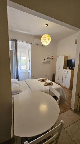 Studio apartment KIKI for 2, near Old Town & Beach, free WiFi