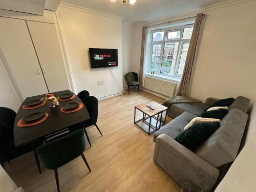 Chic 3 Bedroom Flat OnTower Bridge, Londyn