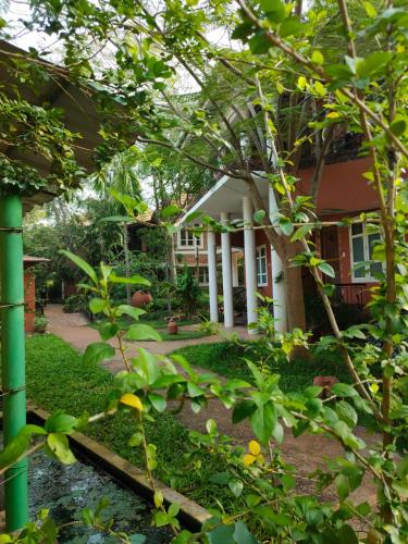 Inn Pondiville Forest Retreat