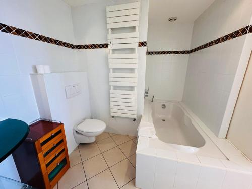 Large, light and modern 2 bedroomed apartment in Cannes with Sea Views, pool and lovely terrace - 1503, Cannes (photo 8)