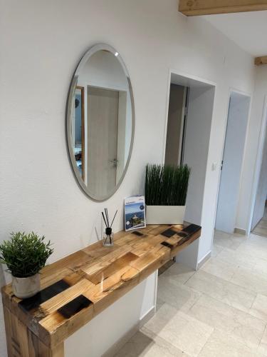 入口, Gr Balkon mit Bergblick 2SchlafzimmerParkplatz in 安加