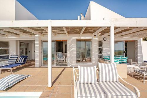 Rõdu/terrass, La Petite Baleine Oceanfront Villa in De Kelders