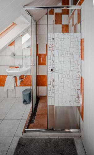Shower, Edi Birtok in Sásd