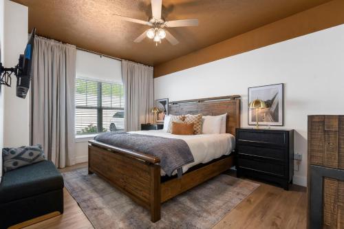 Breathtaking Lake Views-Dog Friendly-$400 of Free Tickets-High End Decor - image 2