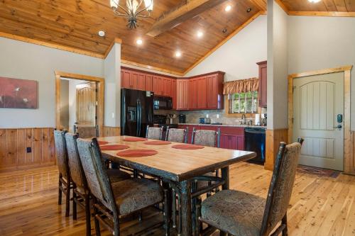 Taneycomo Upgraded Luxurious, Free Daily Fun, Adirondack Lodge, Beautiful Views! Free SDC tickets in Branson, USA