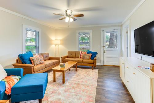 Downtown Heflin Cottage with Deck and Fire Pit! in Heflin, USA