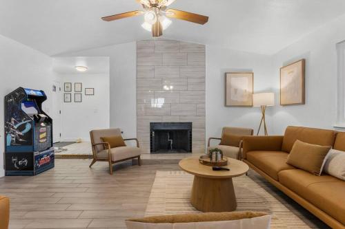 6 BR Oasis with Pool, Pickle Ball, Golf & More!, Las Vegas (photo 7)