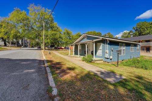 Idyllic Fayetteville Home - Walk to UA Campus! in 費耶特維爾