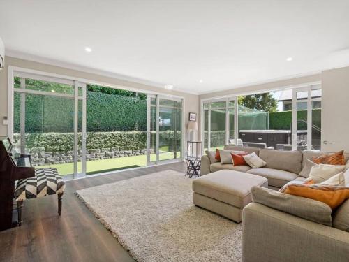 Large Family Home with pool, cricket, golf & more, Auckland (photo 2)
