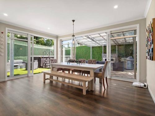 Large Family Home with pool, cricket, golf & more, Auckland (photo 6)