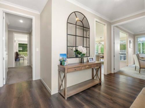 Large Family Home with pool, cricket, golf & more, Auckland (photo 7)