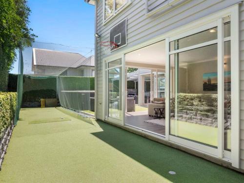 Large Family Home with pool, cricket, golf & more, Auckland (photo 8)