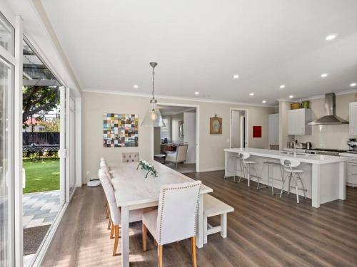 Large Family Home with pool, cricket, golf & more, Auckland (photo 9)