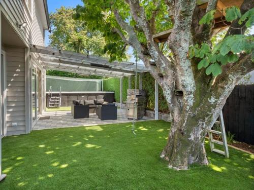 Large Family Home with pool, cricket, golf & more, Auckland (photo 10)