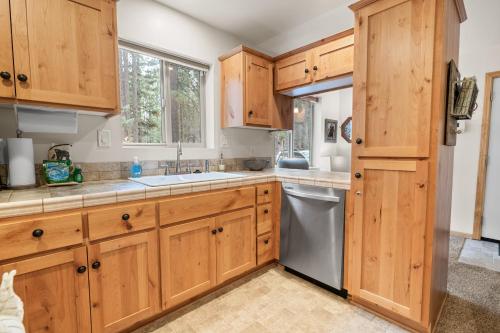 Three Bears Bungalow - Close to Slopes! in Big Bear Lake, USA