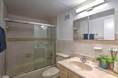 Beachfront Fun & Waves Heated Pool Free Parking - Tap to explore photos