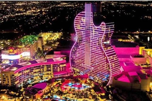 Beachfront Fun & Waves Heated Pool Free Parking in ฮอลลันเดล