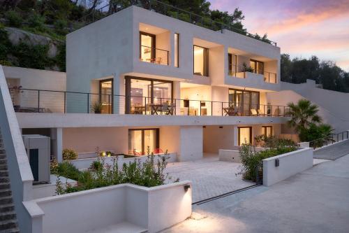ทัศนียภาพภายนอกโรงแรม, The Glass House in ปราซนิซา