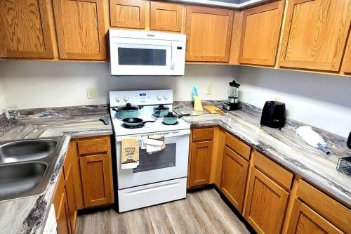 CITY RETREATE -KING BED,Pets,AC, full kitchen WiFi,5 MINS MERCY ,5 min mall in Oklahoma City, USA