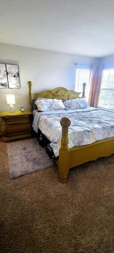 CITY RETREATE -KING BED,Pets,AC, full kitchen WiFi,5 MINS MERCY ,5 min mall in Oklahoma City, USA