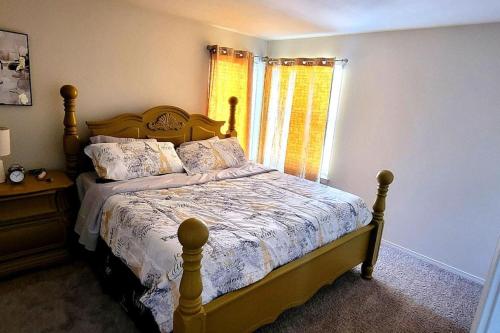 CITY RETREATE -KING BED,Pets,AC, full kitchen WiFi,5 MINS MERCY ,5 min mall in Oklahoma City, USA