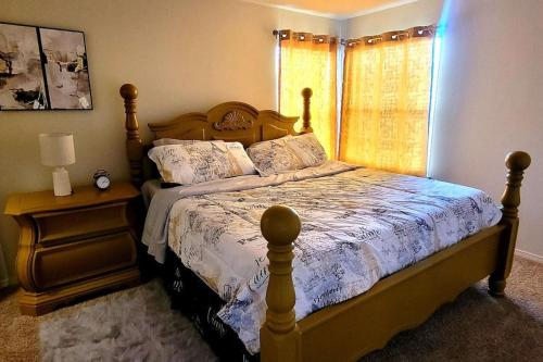 CITY RETREATE -KING BED,Pets,AC, full kitchen WiFi,5 MINS MERCY ,5 min mall in Oklahoma City, USA