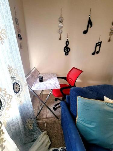 CITY RETREATE -KING BED,Pets,AC, full kitchen WiFi,5 MINS MERCY ,5 min mall in Oklahoma City, USA