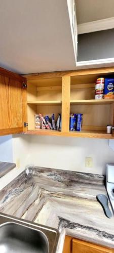 CITY RETREATE -KING BED,Pets,AC, full kitchen WiFi,5 MINS MERCY ,5 min mall in Oklahoma City, USA