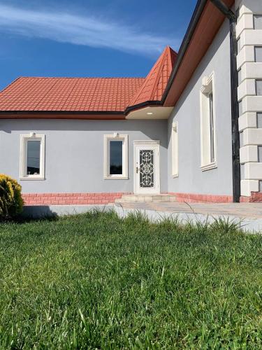 Entire house with pool for rent, Baku