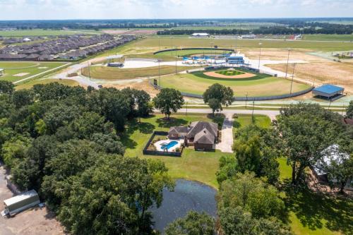 Gameday Getaway - Pool - King Bed - Sports Complex in Youngsville, Vereinigte Staaten von Amerika
