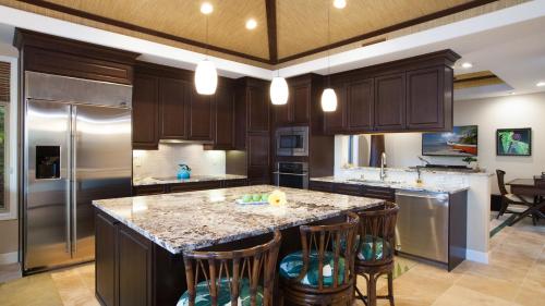 ENDLESS SUMMER Elegant KaMilo Home with Heated Pool and Guest Cottage ENDLESS SUMMER Elegant KaMilo Home with Heated Pool and Guest Cottage