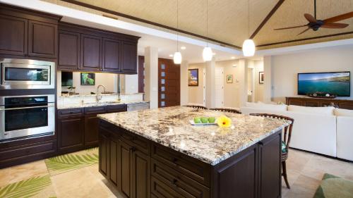 ENDLESS SUMMER Elegant KaMilo Home with Heated Pool and Guest Cottage ENDLESS SUMMER Elegant KaMilo Home with Heated Pool and Guest Cottage