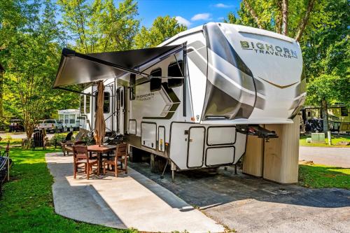 New Pondview Glamping Resort- Fishing Pond, Fire Pit, Swimming Pools, Mini Golf in Gatlinburg, USA