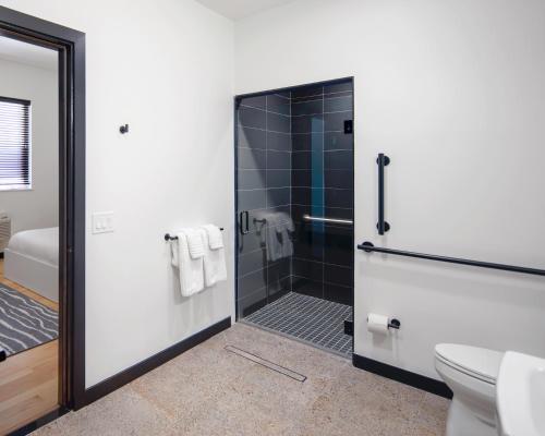 Accessible Queen Room (Self Check-in with Virtual Front Desk) image 3
