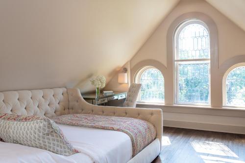 Queen Room with City View image 3