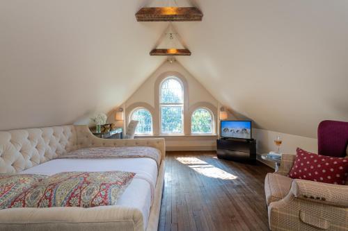Queen Room with City View image 4