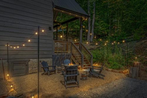 Luxury Couples Retreat- Hot Tub- Fire Pit- BBQ in Sevierville, USA
