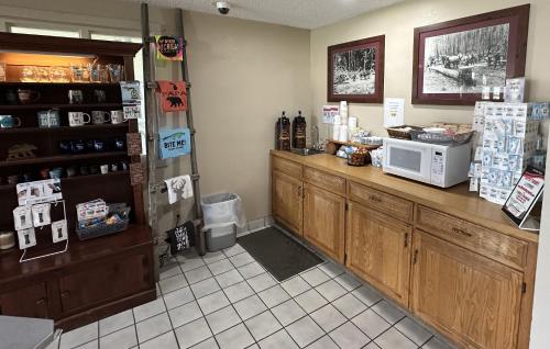 Super 8 by Wyndham West Branch in West Branch, USA