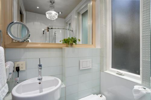 Stonehurst Place Bed & Breakfast Room Type - Deluxe Queen Room