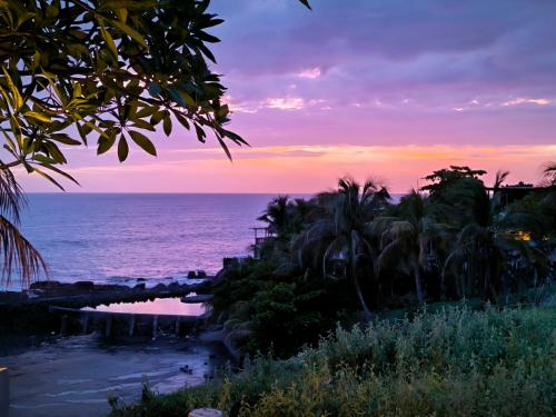 Dārzs, Hideout Surf House in El Guineote