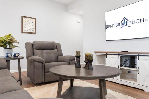 Hot Tub, Golf Course On Site, Arcade, Pvt Deck- HighEnd Decor! Bright Floorplan in Branson West, USA